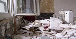 Демонтаж хрущевки в Ейске - удаление старых полов и стен по выгодной цене от 1748 рублей.